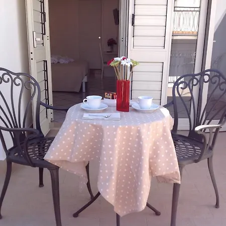 A Casa Di Amici B&B 지아르디니낙소스