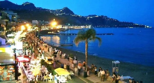 A Casa Di Amici Panzió Giardini Naxos
